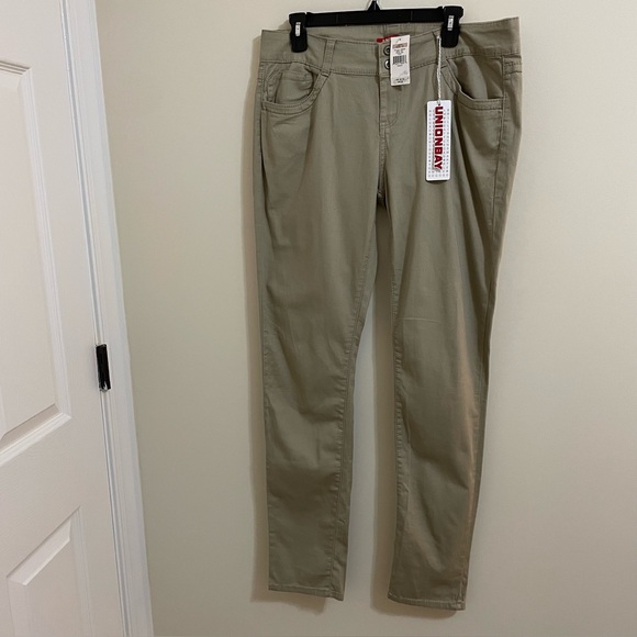 Unionbay Stretch Khaki Skinny Leg Pants NWT Jr Size 15 - Picture 1 of 10